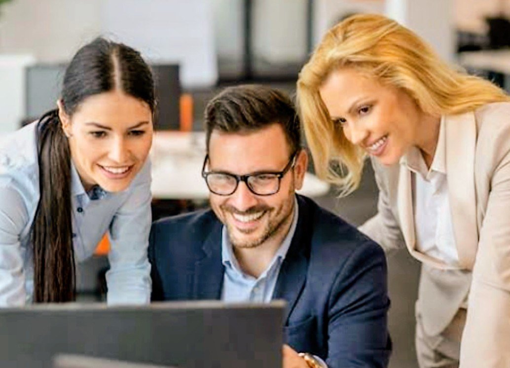 Equipo de trabajo colaborando en un buen clima laboral